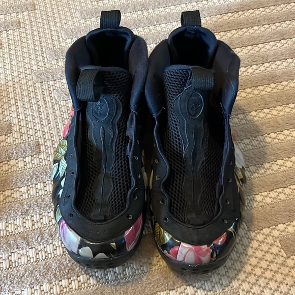 Women’s Foamposite with matching Nike shirt - Picture 2 of 7